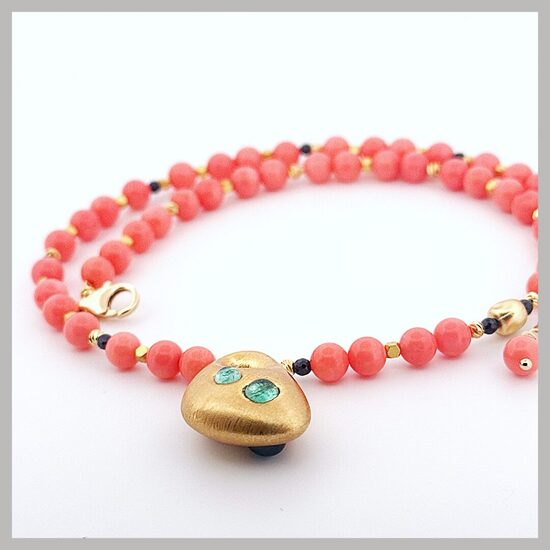 SMARAGDI, SAFĪRI un KORAĻĻI